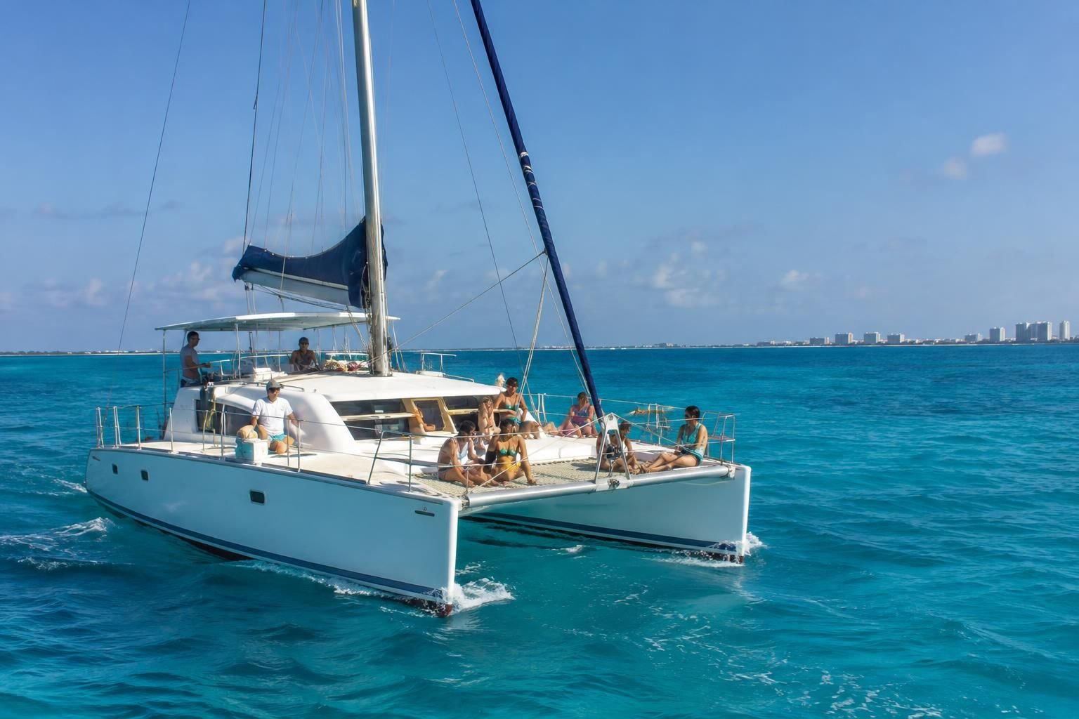 comparez le catamaran et le ferry public pour rejoindre isla mujeres : durée, confort, activités et prix pour choisir l’option qui vous convient.